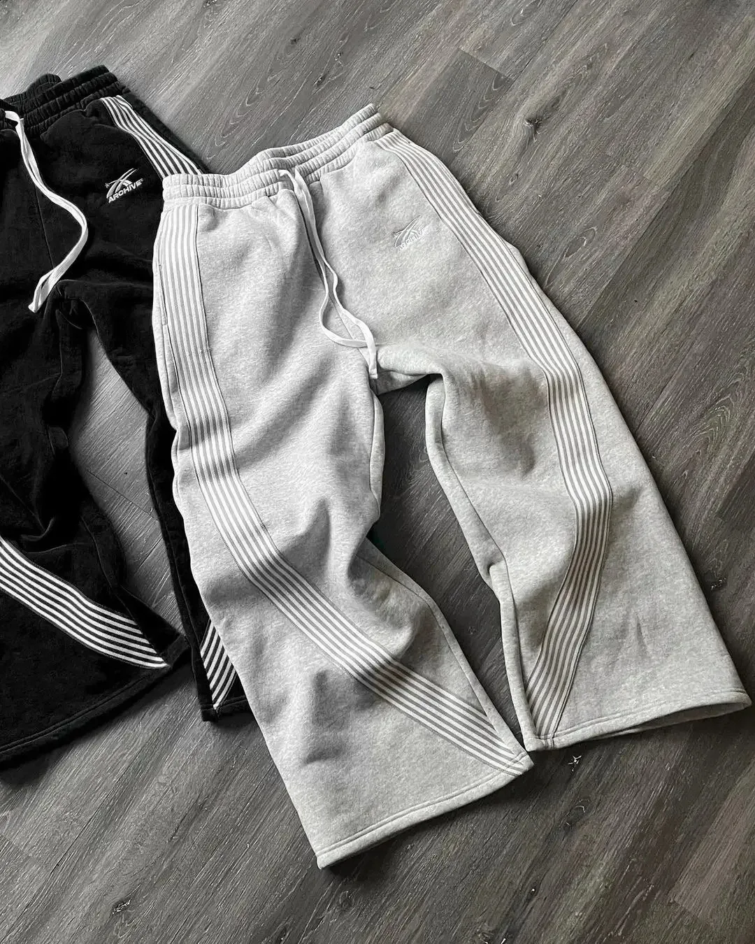 Pantalon gris brodé camouflage tactique Y2K